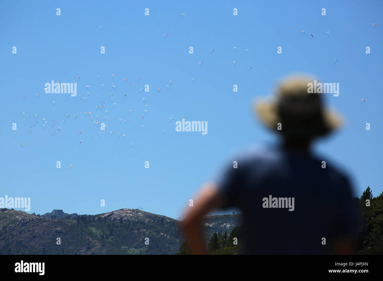 Eine Zuschauer Uhren der Paragliding British Open 2016 in Manteigas, Portugal Stockfoto