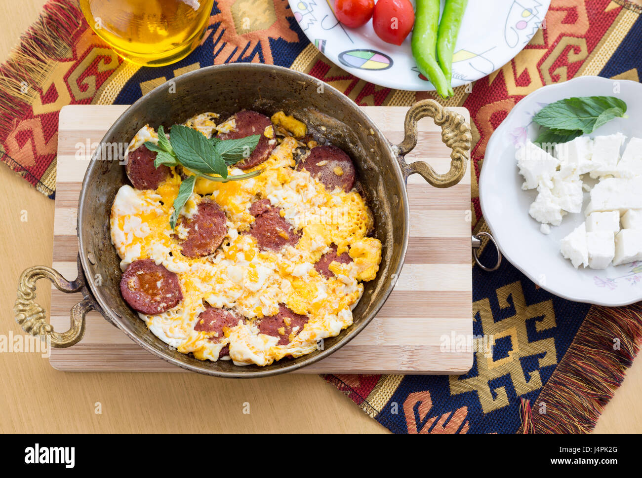 Spiegeleier mit Peperoni mit frischen Tomaten und Paprika und Käse Stockfoto