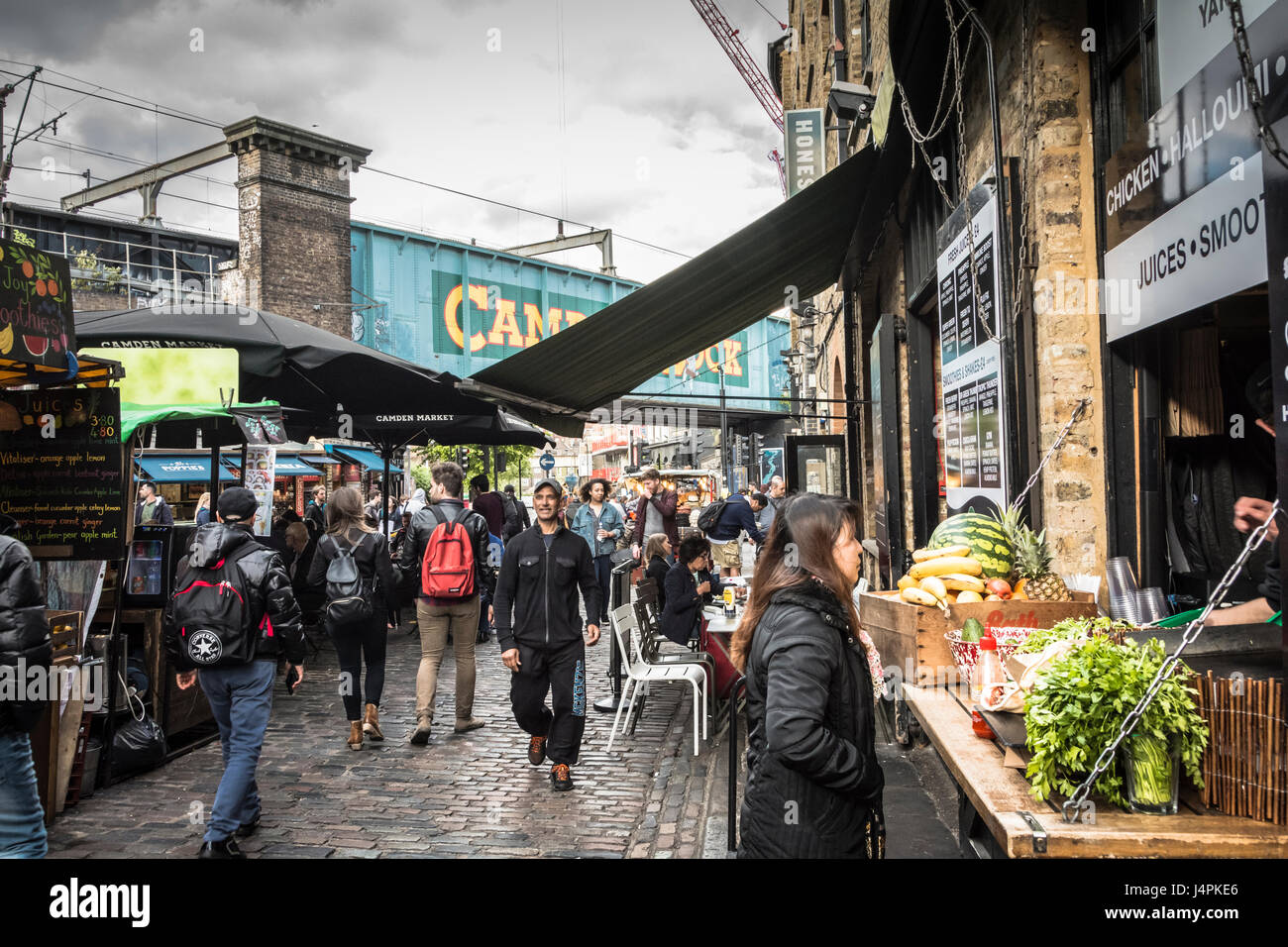 Ein geschäftiges Camden Market, London, NW1, England, Großbritannien Stockfoto