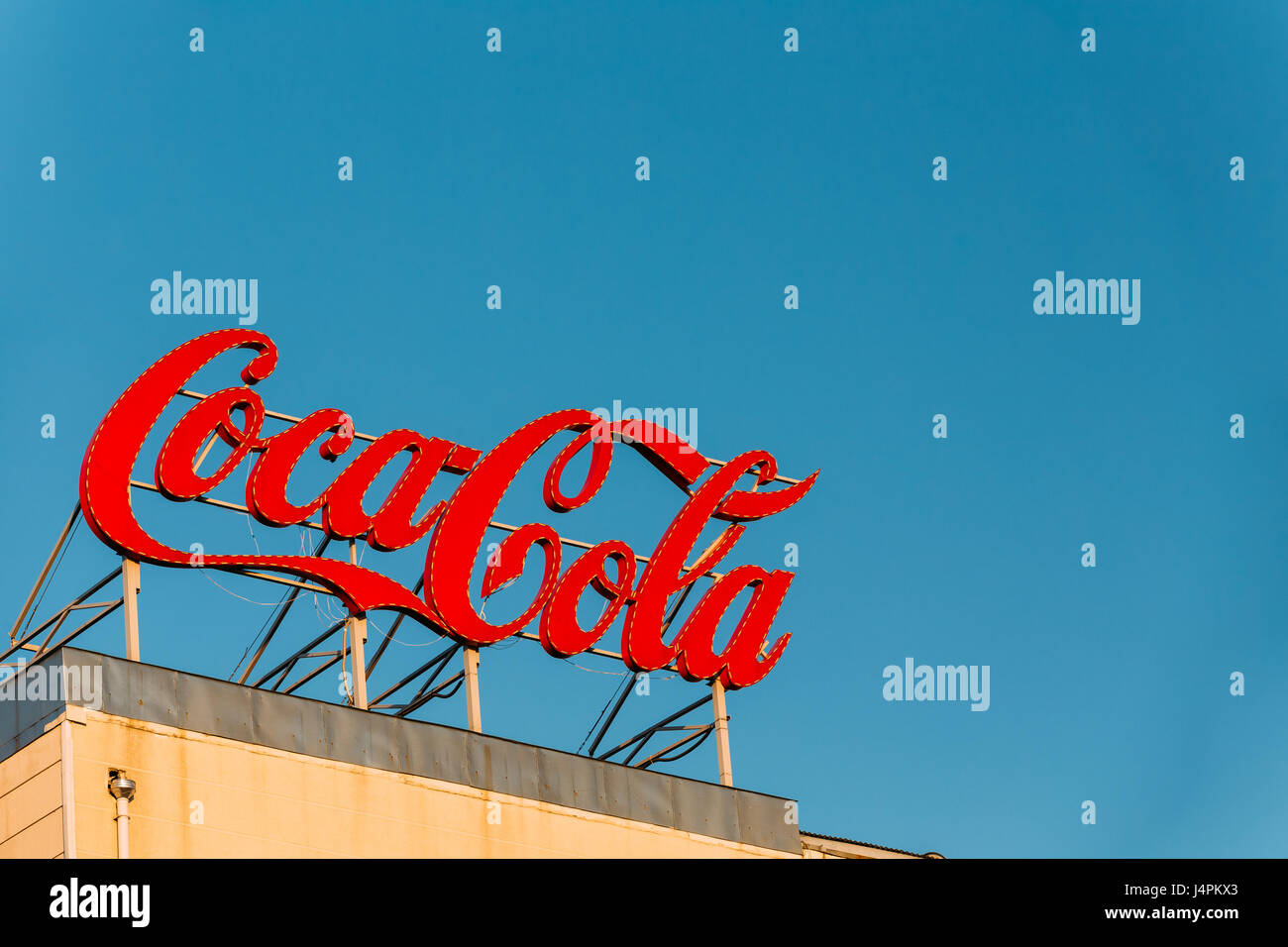 Batumi, Adscharien, Georgia - 25. Mai 2016: Retro Vintage Logo von Coca-Cola (Coke) ist ein amerikanischer alkoholfreies Getränk von The Coca-Cola Company produziert Kohlensäure Stockfoto