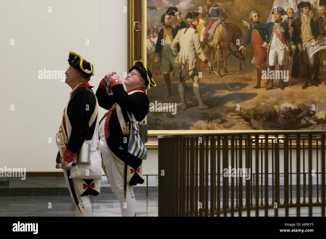 Revolutionärer Krieg-Re-enactment bewundern die Ausstellung bei einem Besuch des Museum of the American Revolution, in Philadelphia, PA. Stockfoto