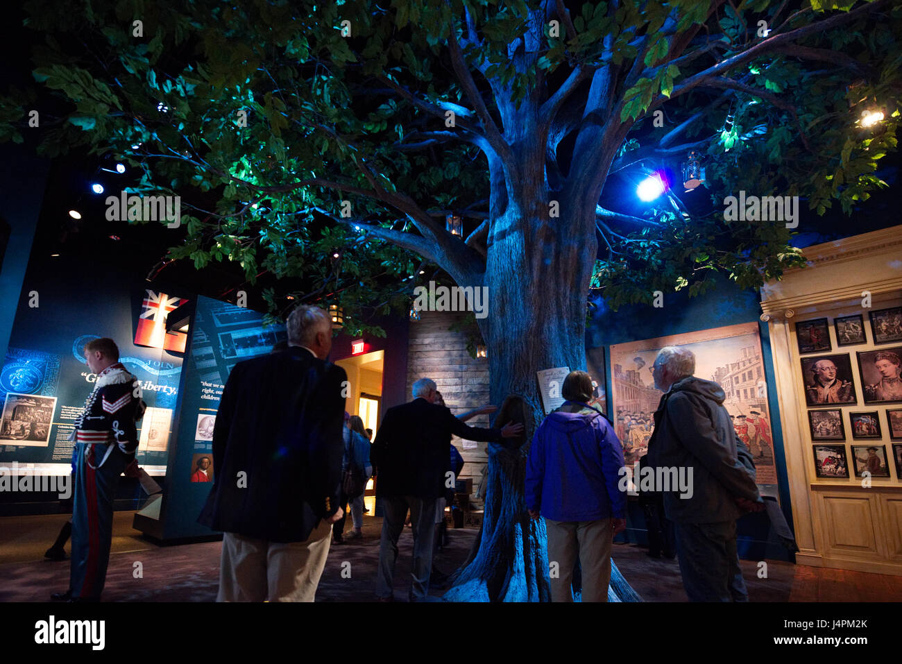 Besucher berühren original Bestandteil der Boston Liberty Tree an einer Ausstellung Teil des Museum of the American Revolution, in Philadelphia, PA. Stockfoto