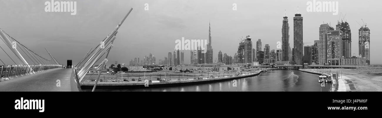 DUBAI, Vereinigte Arabische Emirate - 27. März 2017: Der Abend Skyline mit der Brücke über den neuen Kanal und der Innenstadt. Stockfoto