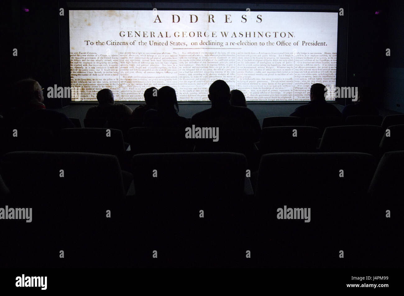 Multimedia-Show vor der kurzen Einblick des General-Washingtons original schlafen und Büro-Zelt im Museum of the American Revolution Stockfoto