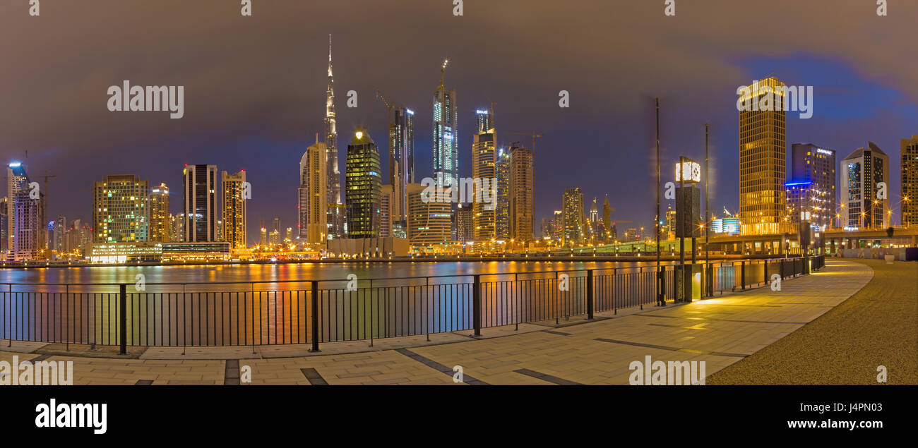 DUBAI, Vereinigte Arabische Emirate - 24. März 2017: Der Abend Skyline über dem Kanal und der Innenstadt. Stockfoto