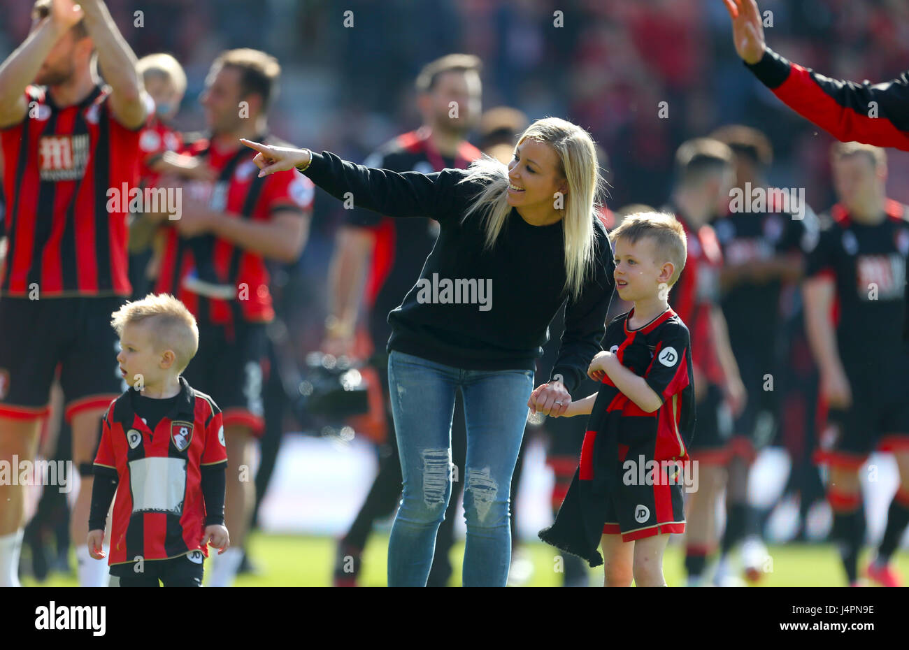 Afc Bournemouth Manager Eddie Howe Frau Vicky Howe Feiert Auf Dem Spielfeld Nach Dem Schlusspfiff Der Premier League Spiel Im Stadion Vitalitat Bournemouth Presseverband Foto Bild Datum Samstag 13 Mai 2017 Finden Sie