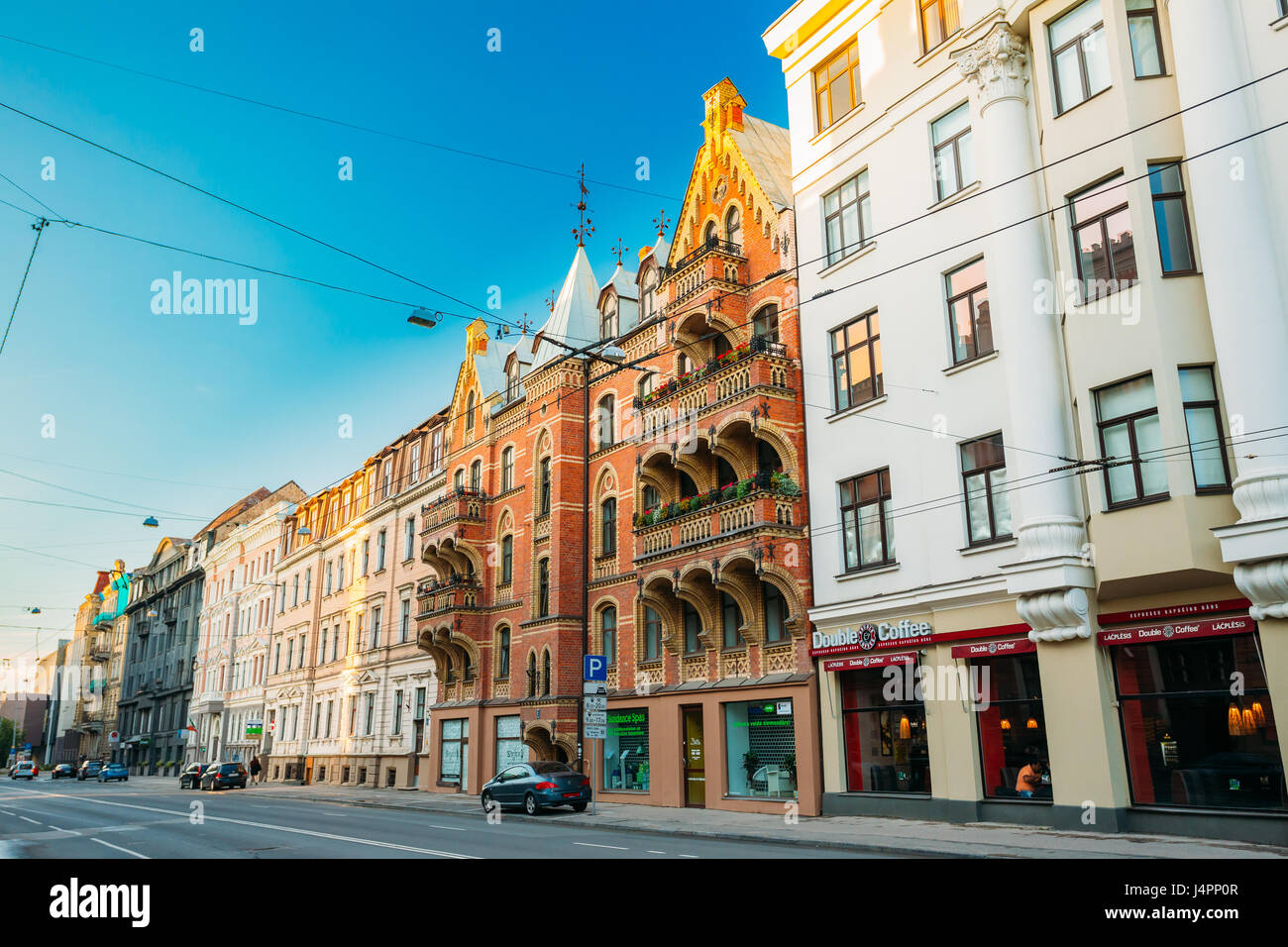 Riga, Lettland - 1. Juli 2016: Geschäfte und Cafe in der Elizabetes Street In sonnigen Sommerabend unter blau klarer Himmel. Stockfoto