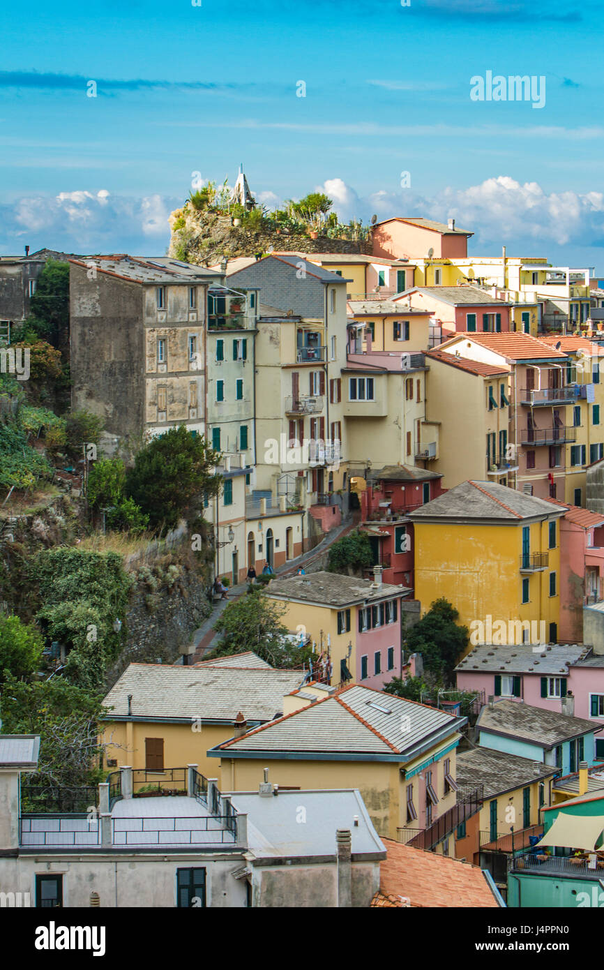 Bunte traditionelle Häuser auf einem Felsen über dem Mittelmeer, Manarola, Cinque Terre, Italien Stockfoto