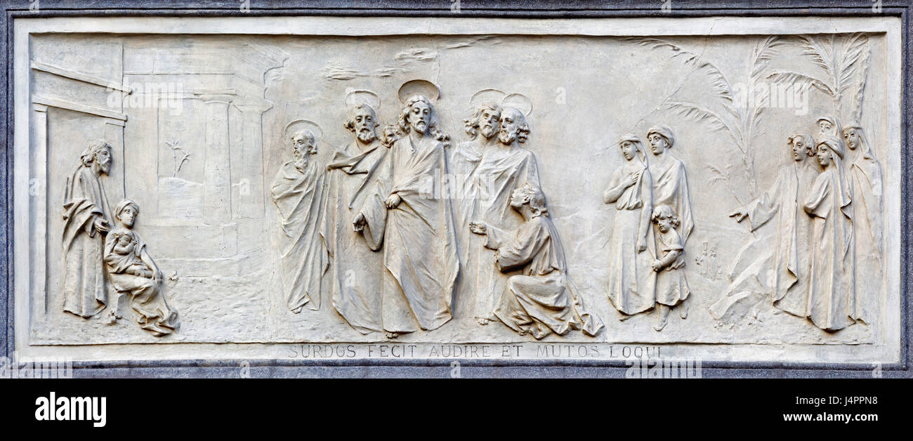 TURIN, Italien - 15. März 2017: Das Relief von Jesus und der reiche Jüngling an der Fassade der Kirche Basilika Maria Ausiliatrice von Emilio Spalla Stockfoto
