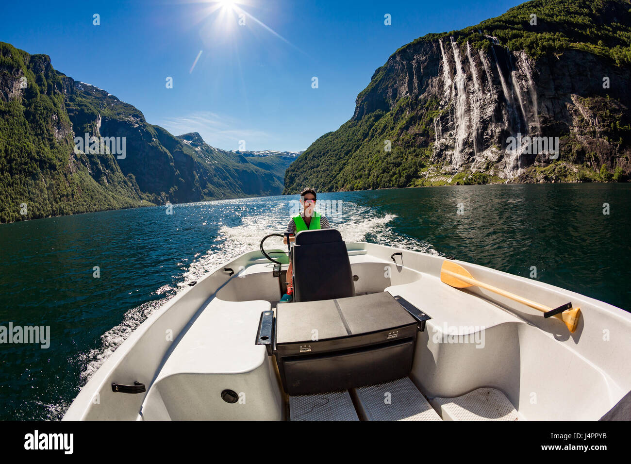 Autofahrerin eine Motorboot. Geiranger Fjord, wunderschöne Natur Norwegens. Sommer-Urlaub. Stockfoto