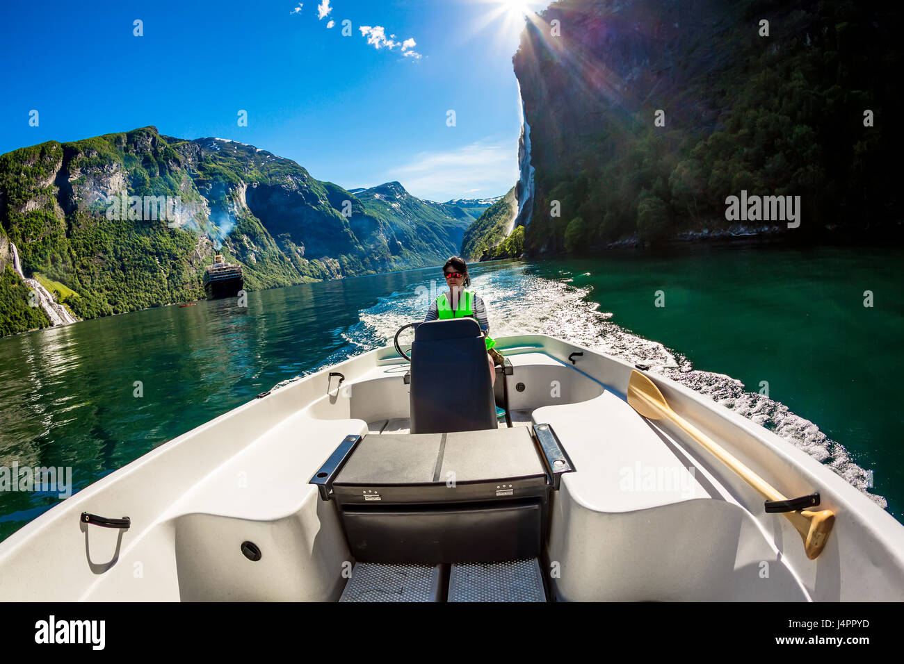 Autofahrerin eine Motorboot. Geiranger Fjord, schöne Natur Norway.Summer Urlaub. Stockfoto