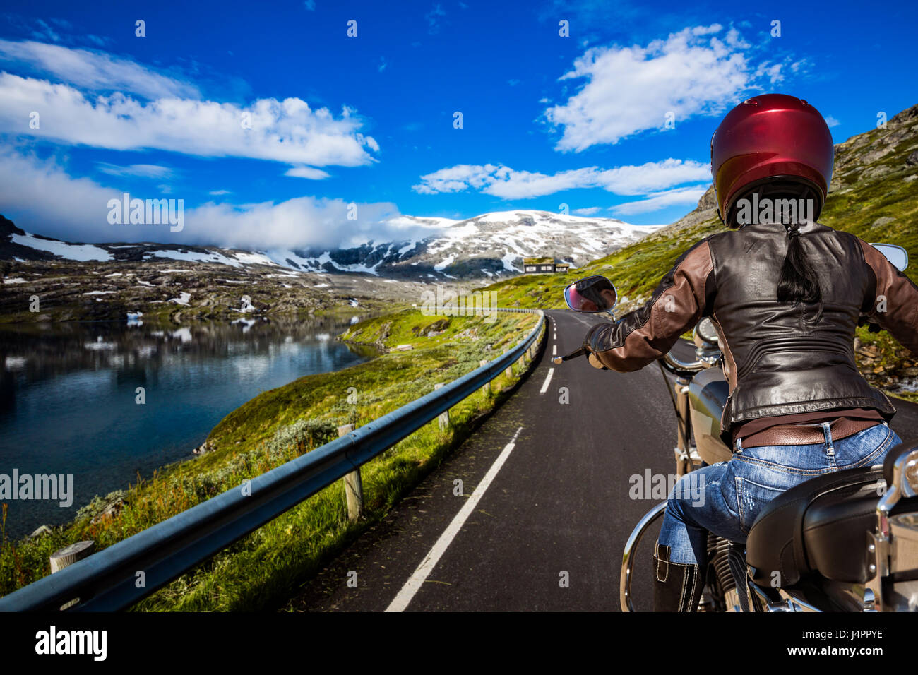 Biker-Girl reitet auf eine Bergstraße in Norwegen. First-Person-Ansicht. Stockfoto