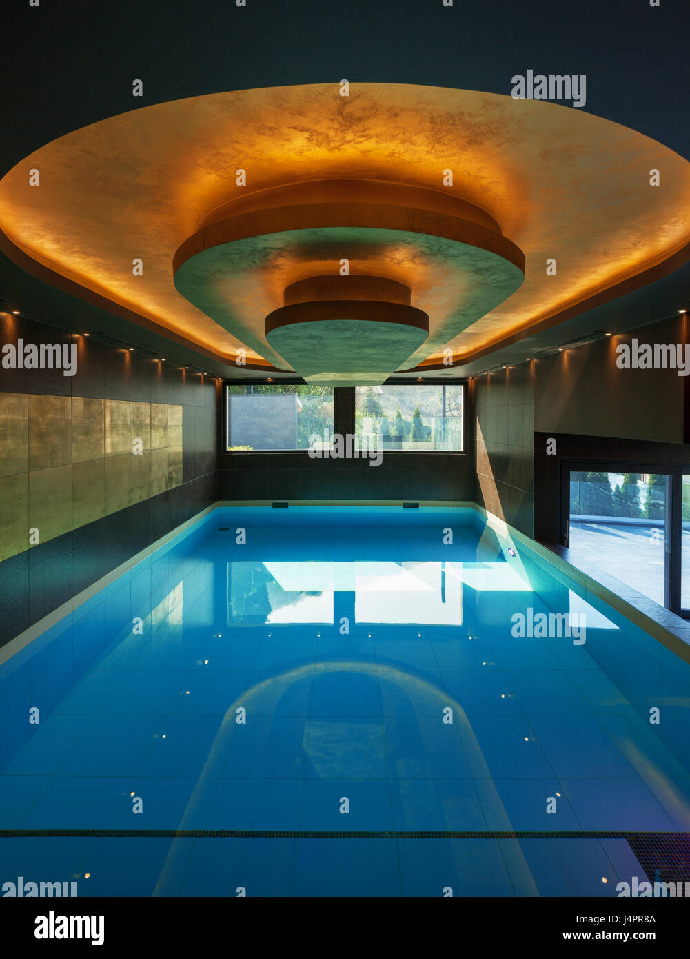 Schwimmbad in einer modernen villa Stockfoto