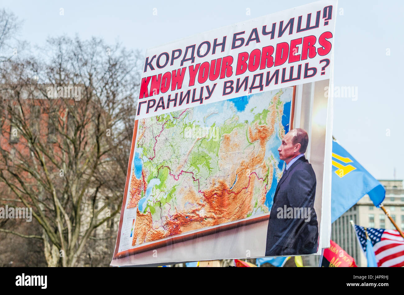 Washington DC, USA - 6. März 2014: Menschen mit Schild von Vladimir Putin und Russland bei Protest von White House Stockfoto