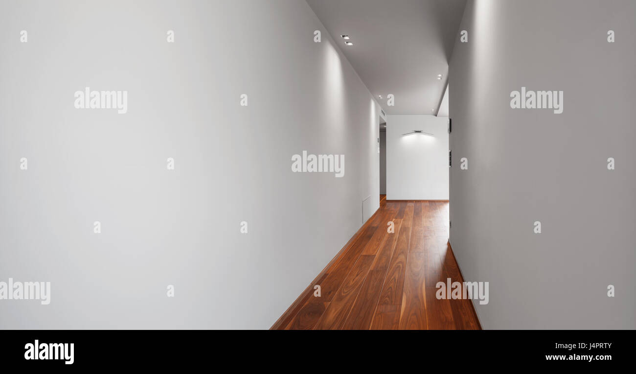 Flur in einem modernen Haus, leere weiße Wände Stockfoto
