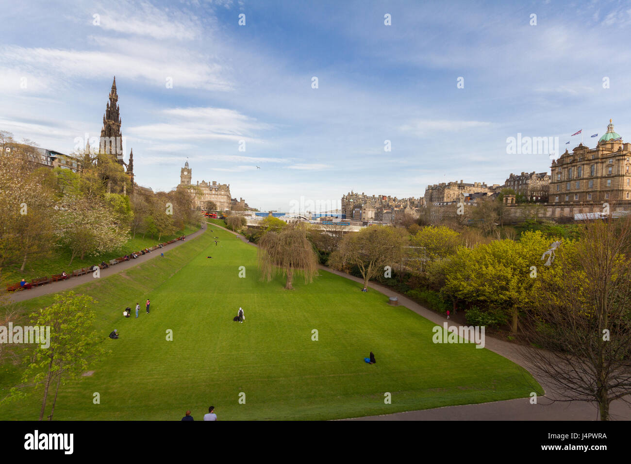 Edinburgh, Schottland - 19. April 2017: Scenic Princess Street Gardens in Edinburgh, mit Menschen, die Spaß haben an einem schönen Frühling Nachmittag Stockfoto