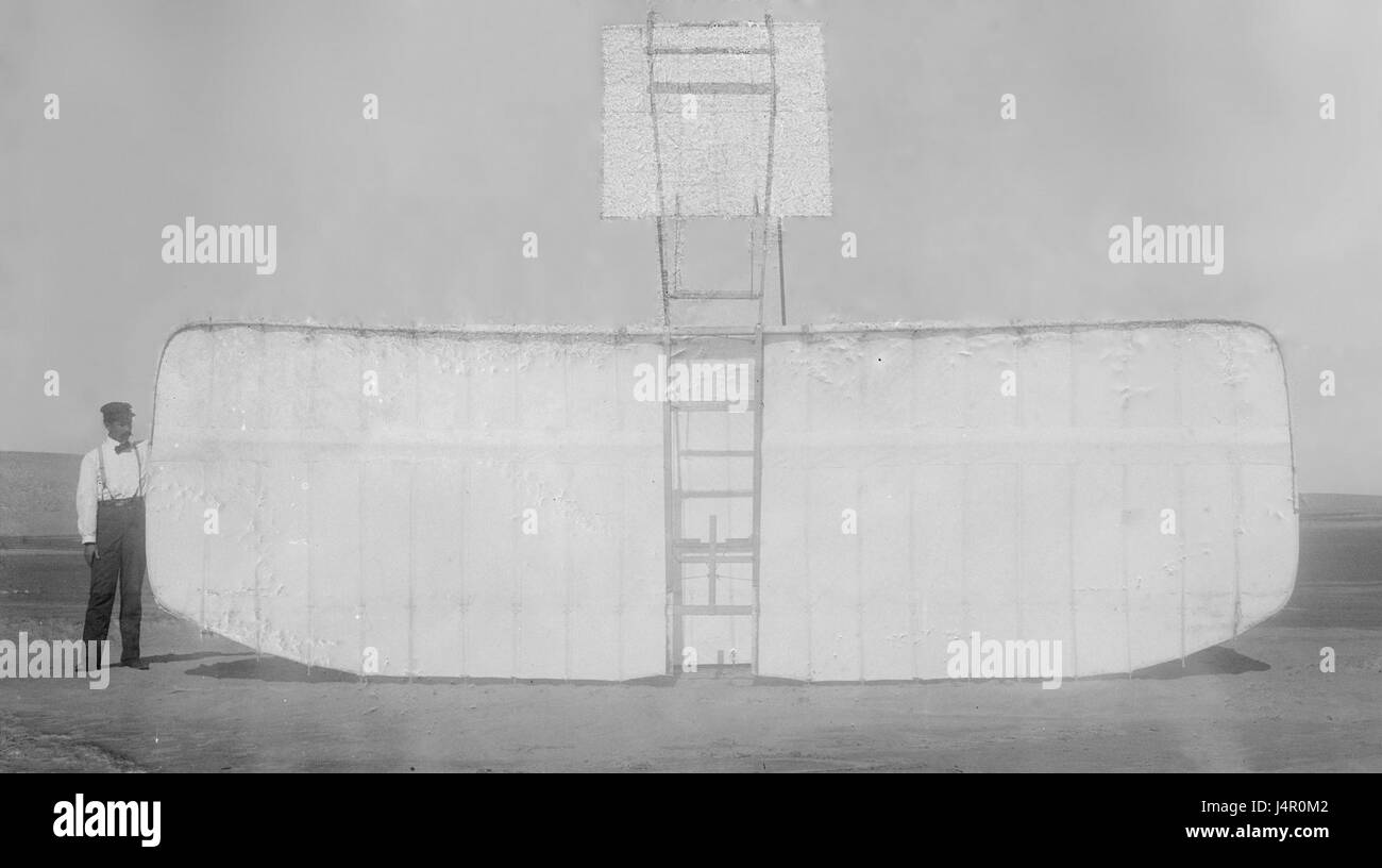 Der Wright 1901 Glider ist ein bedeutendes früheres Experiment in der Luftfahrt und zeigt die Bemühungen der Brüder Wright, einen kontrollierten Flug zu entwickeln. Dieses Modell verfügt über eine Ansicht von unten, die sein einzigartiges Design und seine strukturellen Komponenten hervorhebt, die zu späteren Flugfortschritten beitrugen. Stockfoto