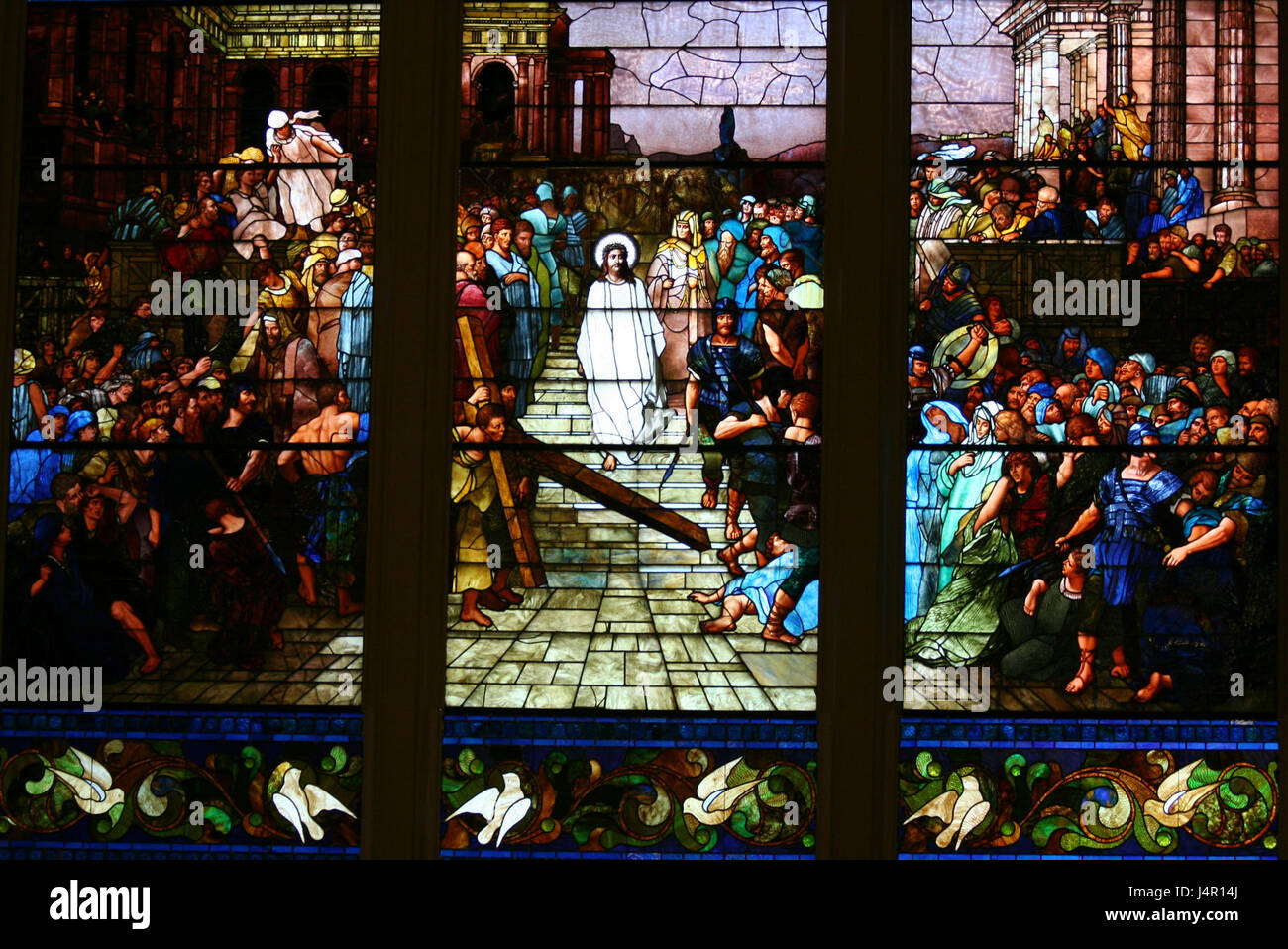 Eine Darstellung des Verlassens Christi aus dem Prätorium, ein bedeutender Moment aus der Passion Christi. Das Kunstwerk, das Tiffany zugeschrieben wird, fängt die emotionale Tiefe der Szene mit satten Details ein. Stockfoto