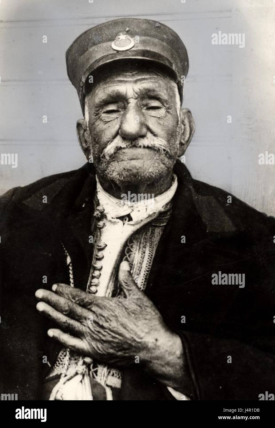 Zaro Agha, der als ältester Türke anerkannt wird, hat einen bedeutenden Platz in der türkischen Geschichte. Dieser Titel unterstreicht seine Langlebigkeit und kennzeichnet seine Rolle und Anerkennung in der türkischen Kultur. Stockfoto