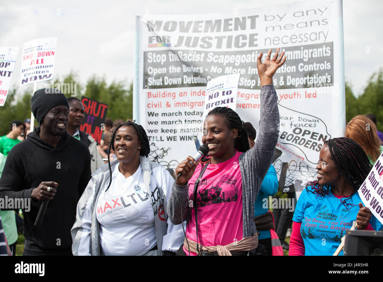 Milton Ernest, UK. 13. Mai 2017. Aktivisten aus Bewegung für Gerechtigkeit durch irgendwelche Mittel notwendig Adresse eine große Demonstration außerhalb Yarl es Wood Immigration Removal Centre Aufruf für alle Einwanderung Haftanstalten geschlossen werden. Stockfoto