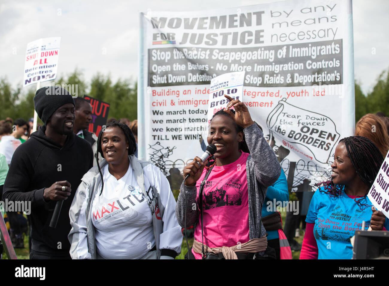 Milton Ernest, UK. 13. Mai 2017. Aktivisten aus Bewegung für Gerechtigkeit durch irgendwelche Mittel notwendig Adresse eine große Demonstration außerhalb Yarl es Wood Immigration Removal Centre Aufruf für alle Einwanderung Haftanstalten geschlossen werden. Stockfoto