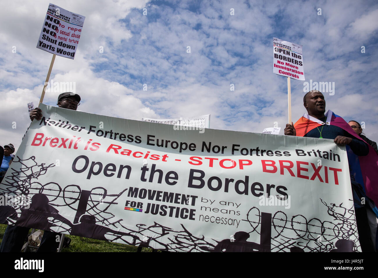 Milton Ernest, UK. 13. Mai 2017. Aktivisten aus Bewegung für Gerechtigkeit durch irgendwelche Mittel notwendig Adresse eine große Demonstration außerhalb Yarl es Wood Immigration Removal Centre Aufruf für alle Einwanderung Haftanstalten geschlossen werden. Stockfoto