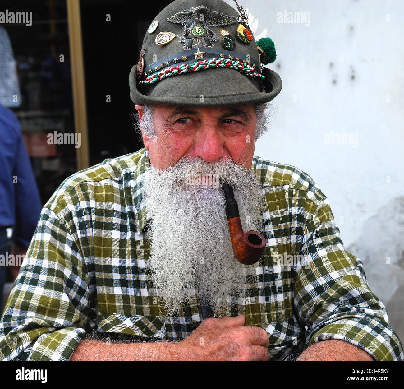 Treviso, Italien. 13. Mai 2017. Die Stadt Treviso ist überfüllt mit 500,000 Alpini-Veteranen mit ihren Maultieren und deren Familien. Wie jedes Jahr treffen sie für drei Tage von merry-Making, Musik, Berg Chöre und reichlich Getränke, die mit der großen Parade am Sonntag endet. Viele von ihnen sind Freiwillige des öffentlichen Dienstes, bereit zu helfen Menschen in Italien und im Ausland, wenn Naturkatastrophen auftreten.-Credit: Ferdinando Piezzi/Alamy Live News Stockfoto