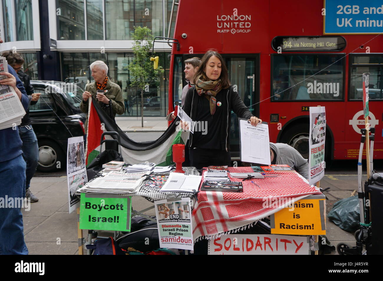 London, UK. 13. Mai 2017. Revolutionäre kommunistische Gruppe und Sieg für die Intifada Zaunlatte in Solidarität mit den palästinensischen Gefangenen derzeit im Hungerstreik in israelischen Gefängnissen und Nakba Tag Picket. Nachfrage, die Belagerung und Besetzung von Palästina Land außerhalb Marks und Spencer, Oxford Street zu beenden. Bildnachweis: Siehe Li/Alamy Live News Stockfoto