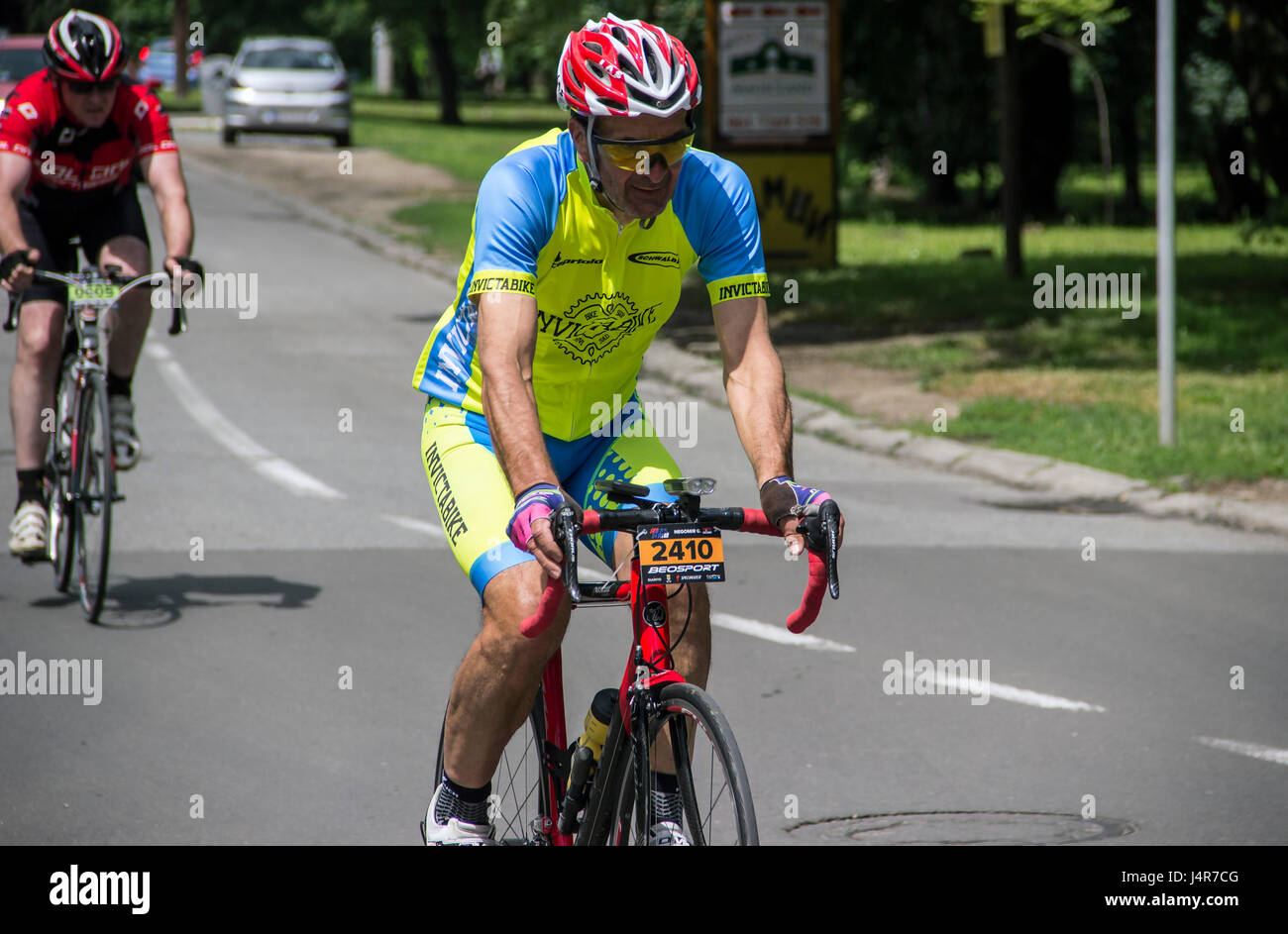 Belgrad, Serbien. 13. Mai 2017. Serbien-ULTRA 12.06.24 Twenty-Four Stunde Ultramarathon-Radrennen in Serbien zum ersten Mal statt. Es ist der ultimative Test für diejenigen, die ihre körperliche und geistige Ausdauer gegen andere Konkurrenten herausfordern wollen. Der Gewinner wird bestimmt durch den Abstand sie, sechs, zwölf oder vierundzwanzig übergeben können Stunden an Kosutnjak Waldpark Strecke. Bildnachweis: Bratislav Stefanovic/Alamy Live-Nachrichten Stockfoto