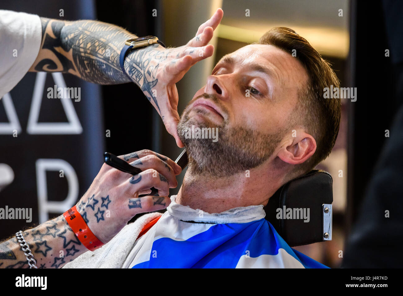 Hipster barbering an der 10. jährlichen Brighton Tattoo Convention, The Brighton Centre, Brighton. Foto © Julia Claxton Stockfoto