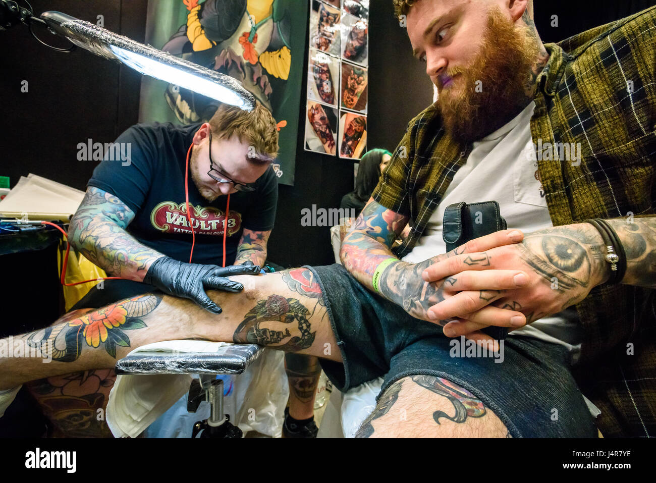 Tattoo-Künstler arbeitet auf einem Client an der 10. jährlichen Brighton Tattoo Convention, The Brighton Centre, Brighton. Foto © Julia Claxton Stockfoto