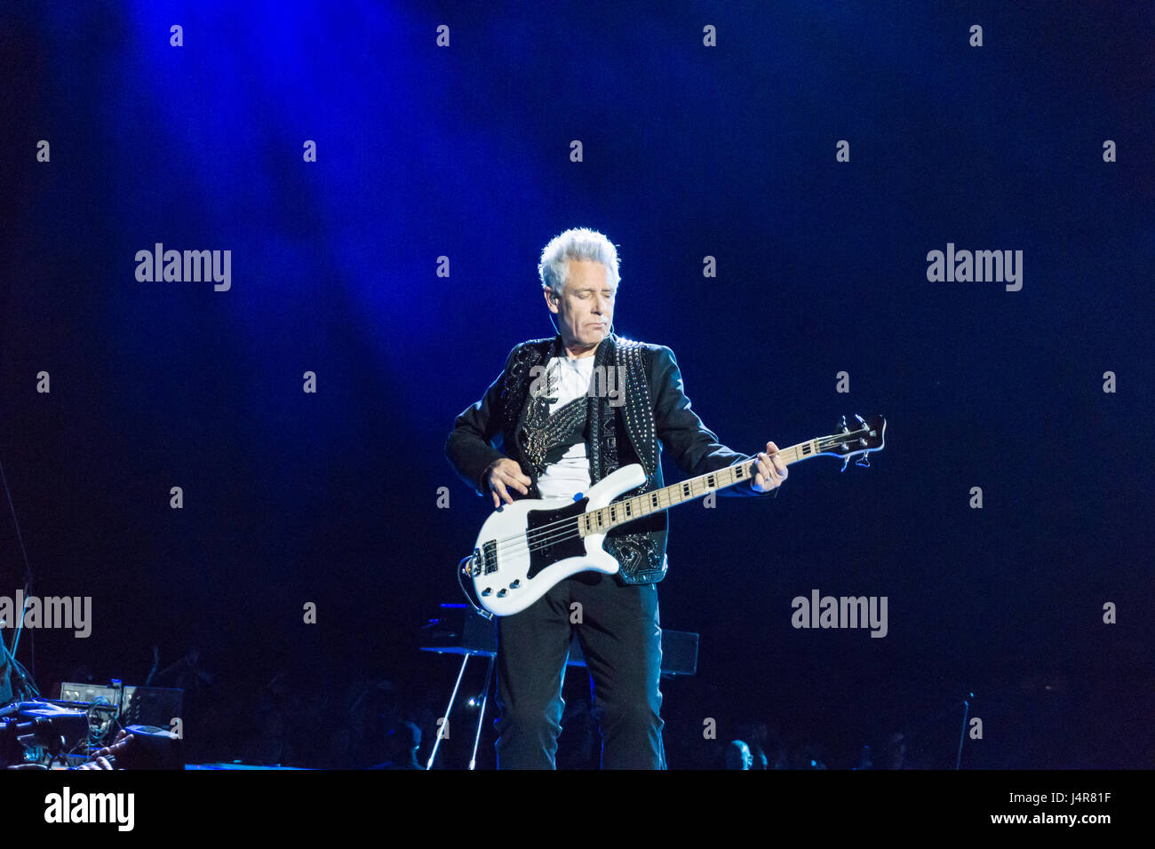 Vancouver, Kanada. 12. Mai 2017. Adam Clyaton von U2 im BC Place Stadium in Vancouver, BC am 12. Mai 2017 für Joshua Tree Tour Credit: James Jeffrey Taylor/Alamy Live-Nachrichten Stockfoto