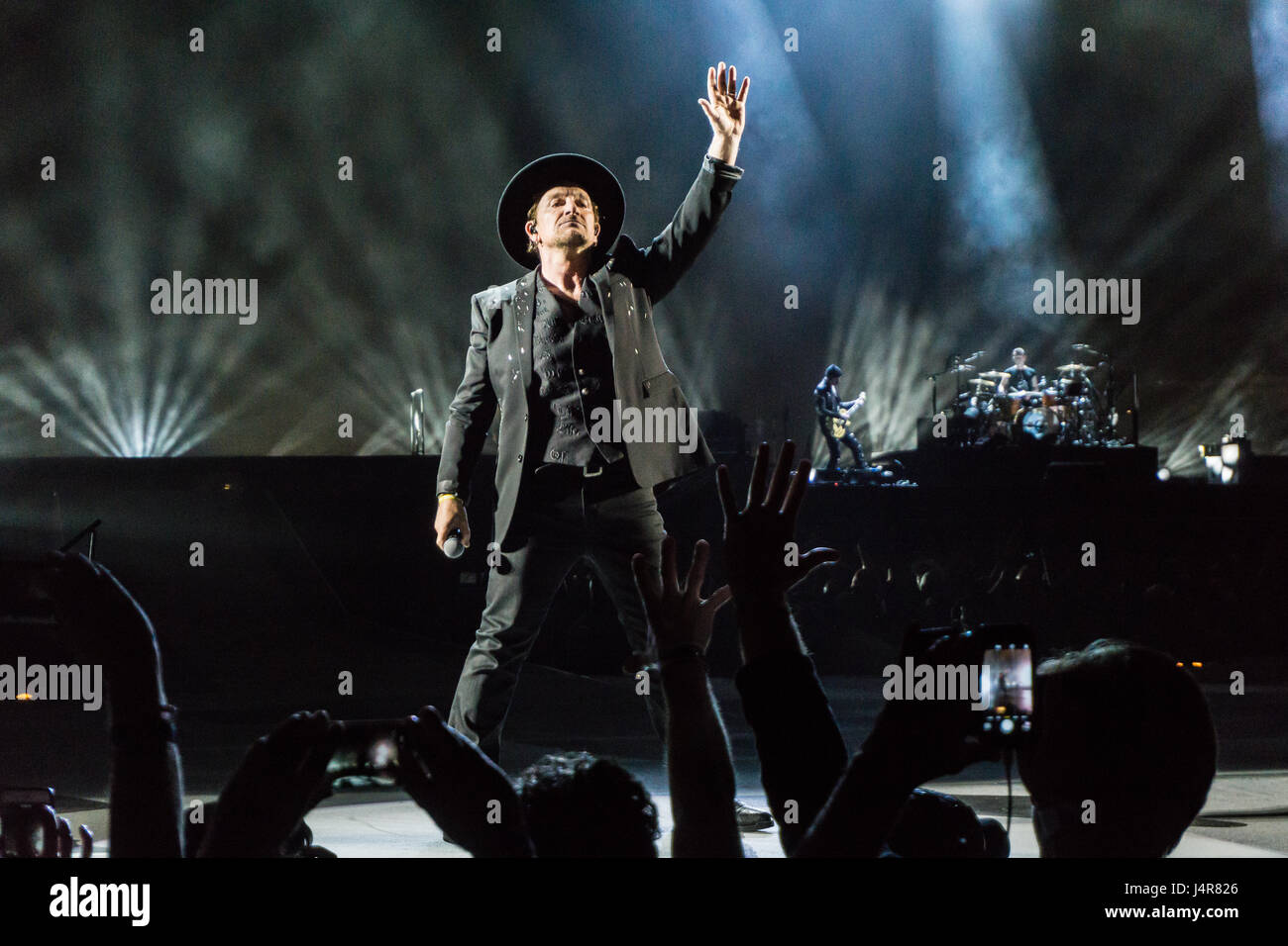 Vancouver, Kanada. 12. Mai 2017. Bono von U2 im BC Place Stadium in Vancouver, BC am 12. Mai 2017 für Joshua Tree Tour Credit: James Jeffrey Taylor/Alamy Live-Nachrichten Stockfoto