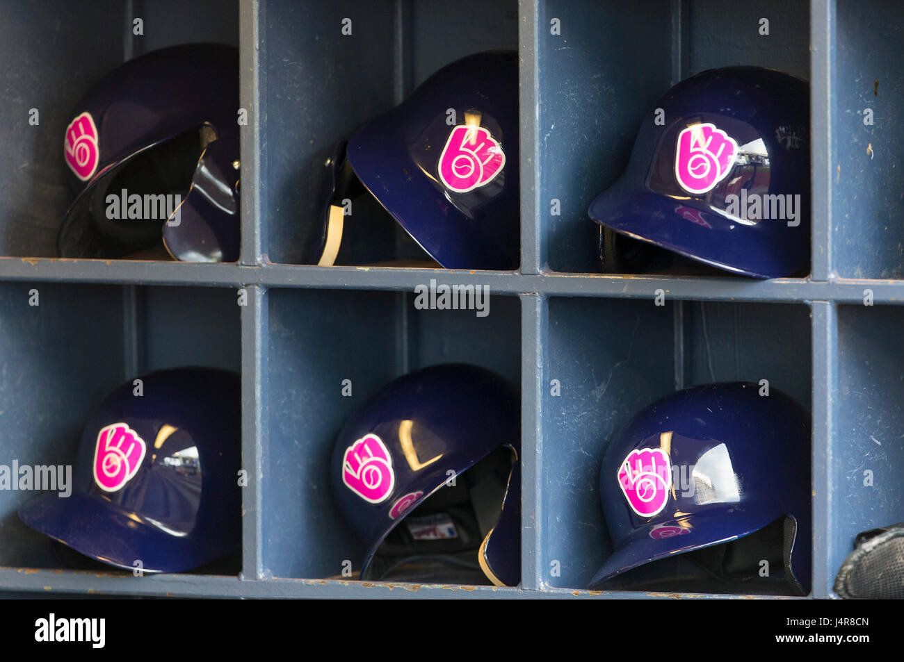 Milwaukee, WI, USA. 13. Mai 2017. Haben Sie zu Ehren des Muttertags-Wochenende Brewer Helme die rosa Logo darauf vor der Major League Baseball Spiel zwischen den Milwaukee Brewers und den New York Mets im Miller Park in Milwaukee, Wisconsin. John Fisher/CSM/Alamy Live-Nachrichten Stockfoto