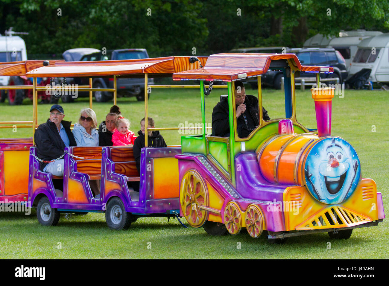 Zugfahrt für Kinder auf dem Festgelände in Knutsford, Cheshire, Großbritannien. Mai 2017. Wetter in Großbritannien: Sonnenschein und Dusche bei der Tatton Park Country Show. Diese familienorientierte Country Show liegt in der wunderschönen Parklandschaft von Tatton und bietet für jeden etwas mit einer Reihe von Unterhaltungsveranstaltungen in der Arena zum Thema Landschaft. Stockfoto