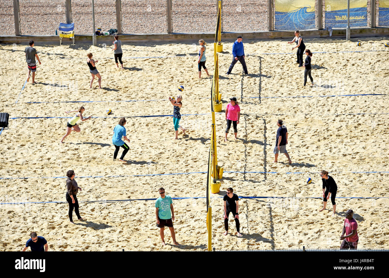 Brighton, UK. 14. Mai 2017. Die Beachvolleyball-Felder werden sind mit Temperaturen über 20 Grad Celsius im Laufe des Tages zu erwarten an einem schönen sonnigen Morgen in Brighton beschäftigt. Bildnachweis: Simon Dack/Alamy Live-Nachrichten Stockfoto