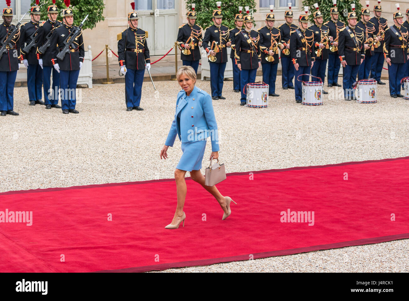 Paris, Frankreich. 14. Mai 2017. Ankunft von Brigitte Macron, die neue First Lady. Emmanuel Macron Einweihung als Frankreichs neuer Präsident im Elysée-Palast in Paris, Frankreich, am 14. Mai 2017. Bildnachweis: Phanie/Alamy Live-Nachrichten Stockfoto