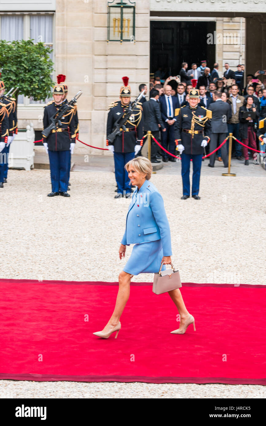 Paris, Frankreich. 14. Mai 2017. Ankunft von Brigitte Macron, die neue First Lady. Emmanuel Macron Einweihung als Frankreichs neuer Präsident im Elysée-Palast in Paris, Frankreich, am 14. Mai 2017. Bildnachweis: Phanie/Alamy Live-Nachrichten Stockfoto