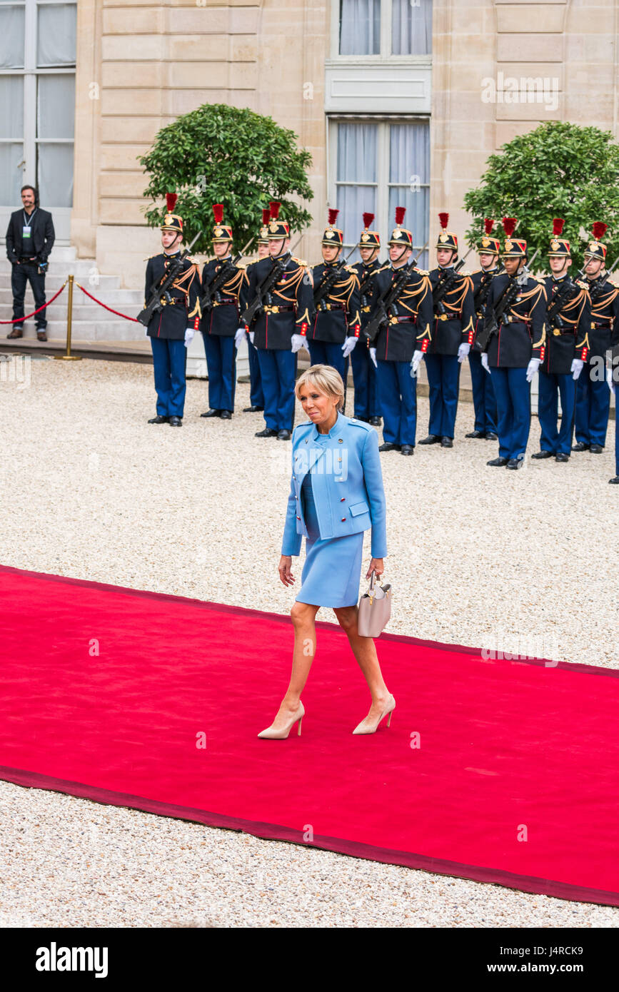 Paris, Frankreich. 14. Mai 2017. Ankunft von Brigitte Macron, die neue First Lady. Emmanuel Macron Einweihung als Frankreichs neuer Präsident im Elysée-Palast in Paris, Frankreich, am 14. Mai 2017. Bildnachweis: Phanie/Alamy Live-Nachrichten Stockfoto