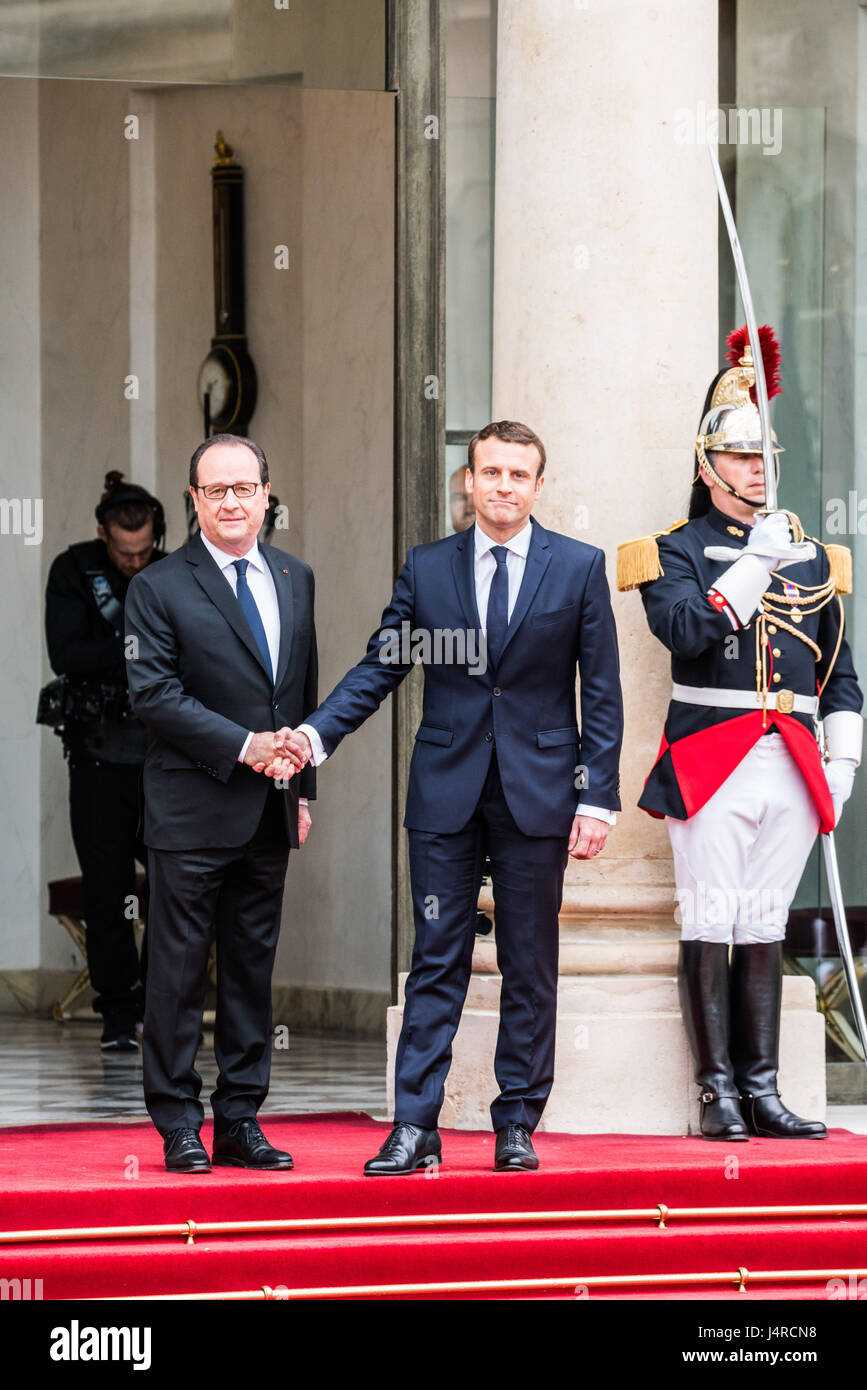 Paris, Frankreich. 14. Mai 2017. Francois Hollande begrüßt Emmanuel Macron. Emmanuel Macron Einweihung als Frankreichs neuer Präsident im Elysée-Palast in Paris, Frankreich, am 14. Mai 2017. Bildnachweis: Phanie/Alamy Live-Nachrichten Stockfoto