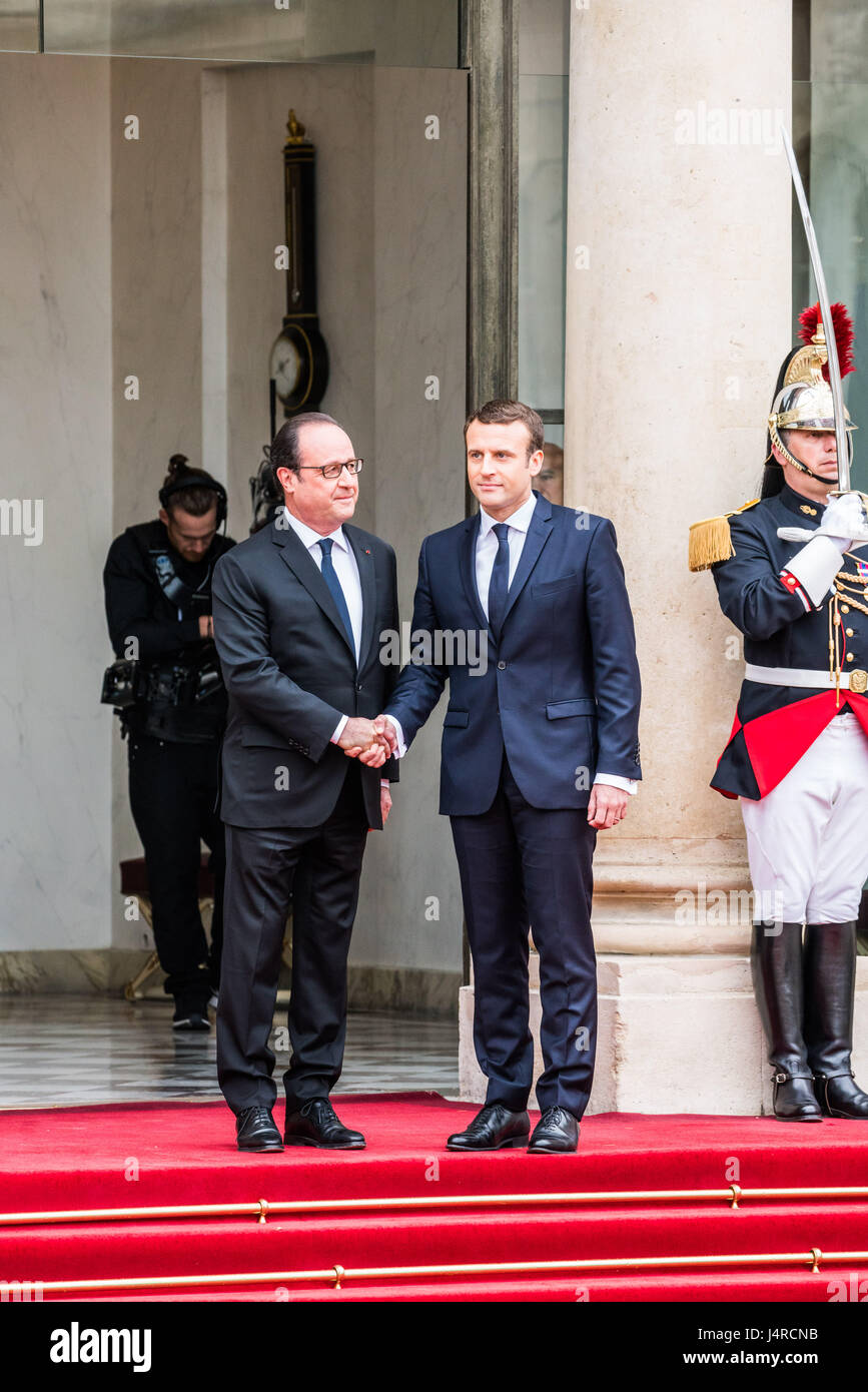 Paris, Frankreich. 14. Mai 2017. Francois Hollande begrüßt Emmanuel Macron. Emmanuel Macron Einweihung als Frankreichs neuer Präsident im Elysée-Palast in Paris, Frankreich, am 14. Mai 2017. Bildnachweis: Phanie/Alamy Live-Nachrichten Stockfoto