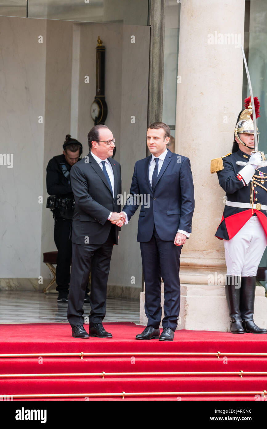 Paris, Frankreich. 14. Mai 2017. Francois Hollande begrüßt Emmanuel Macron. Emmanuel Macron Einweihung als Frankreichs neuer Präsident im Elysée-Palast in Paris, Frankreich, am 14. Mai 2017. Bildnachweis: Phanie/Alamy Live-Nachrichten Stockfoto