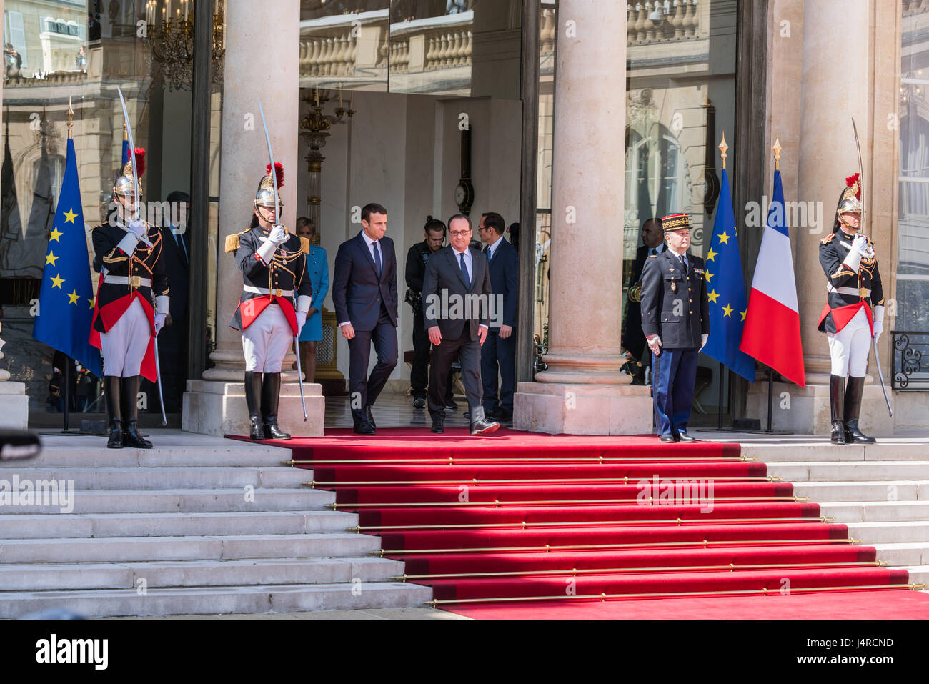 Paris, Frankreich. 14. Mai 2017. Der neue Präsident begleitet Francois Hollande zu seinem Auto. Emmanuel Macron Einweihung als Frankreichs neuer Präsident im Elysée-Palast in Paris, Frankreich, am 14. Mai 2017. Bildnachweis: Phanie/Alamy Live-Nachrichten Stockfoto