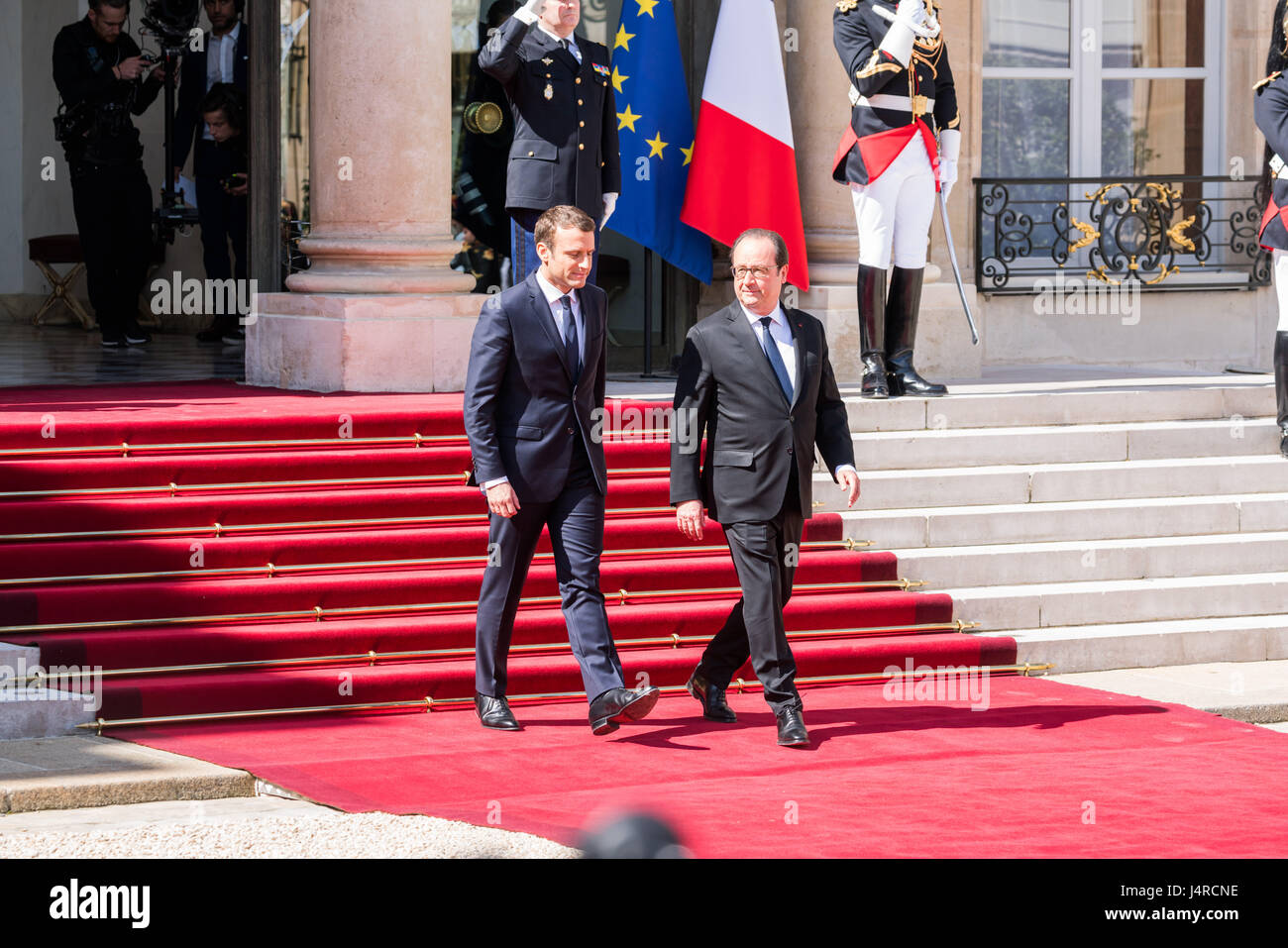 Paris, Frankreich. 14. Mai 2017. Der neue Präsident begleitet Francois Hollande zu seinem Auto. Emmanuel Macron Einweihung als Frankreichs neuer Präsident im Elysée-Palast in Paris, Frankreich, am 14. Mai 2017. Bildnachweis: Phanie/Alamy Live-Nachrichten Stockfoto