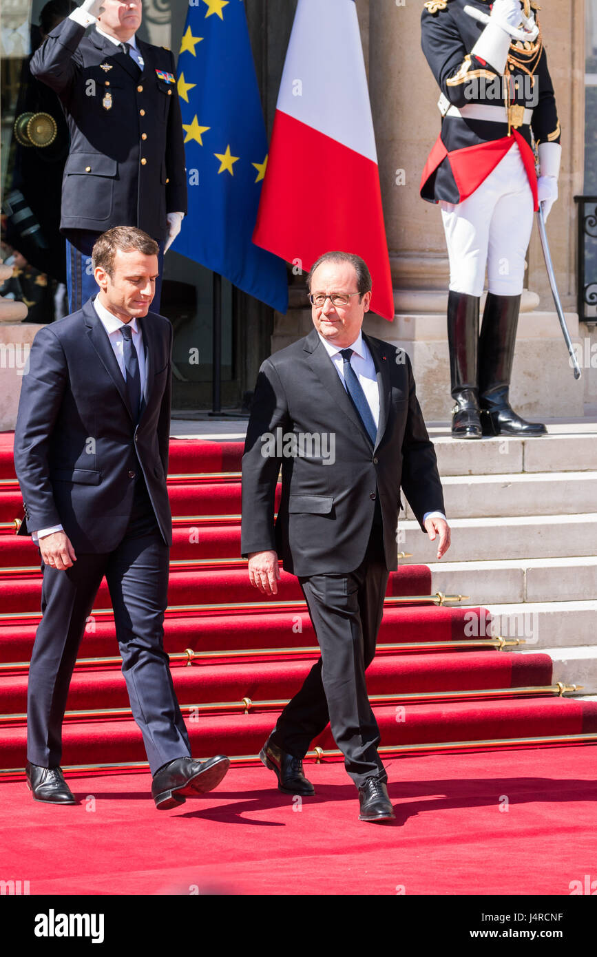 Paris, Frankreich. 14. Mai 2017. Der neue Präsident begleitet Francois Hollande zu seinem Auto. Emmanuel Macron Einweihung als Frankreichs neuer Präsident im Elysée-Palast in Paris, Frankreich, am 14. Mai 2017. Bildnachweis: Phanie/Alamy Live-Nachrichten Stockfoto