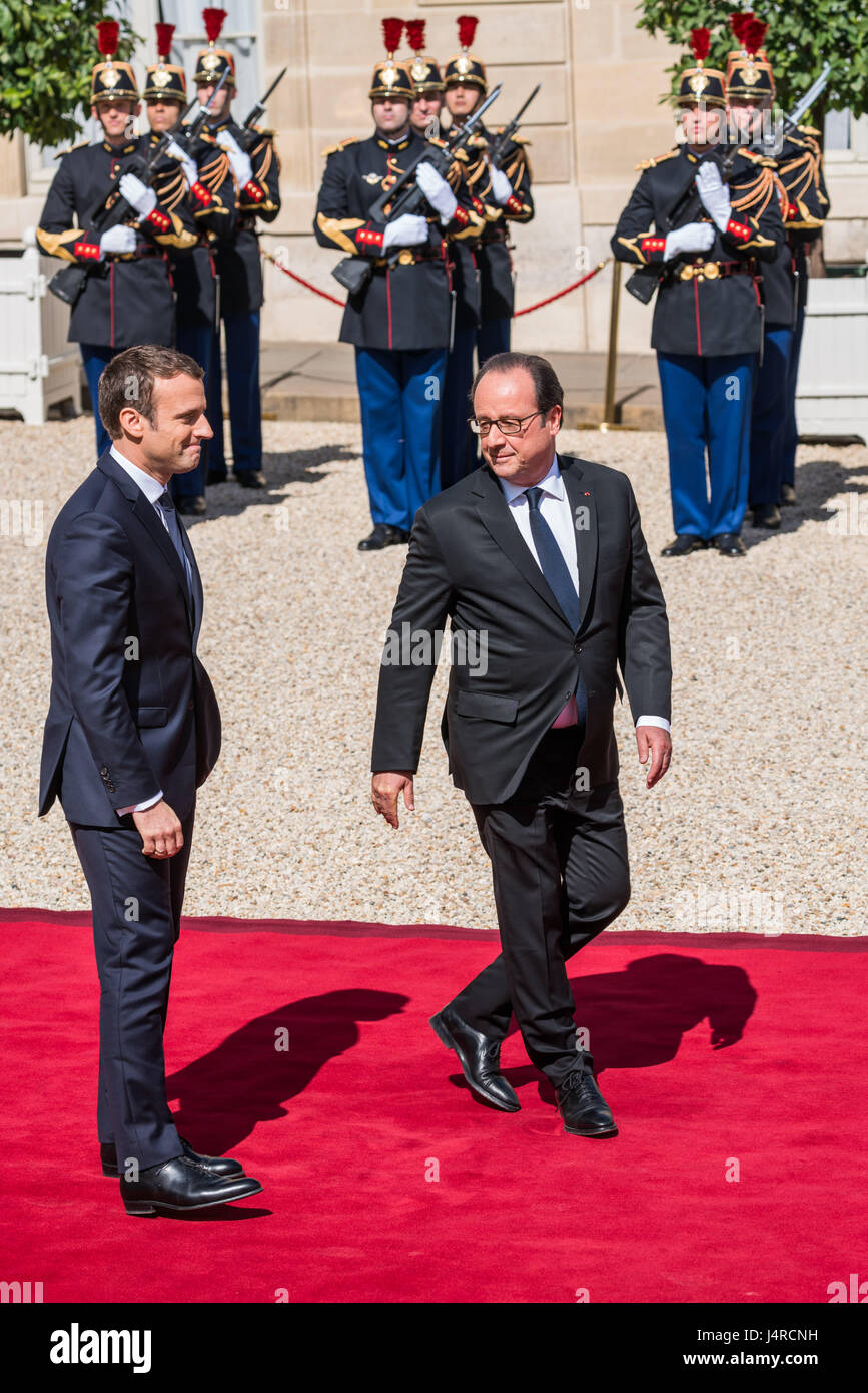 Paris, Frankreich. 14. Mai 2017. Der neue Präsident begleitet Francois Hollande zu seinem Auto. Emmanuel Macron Einweihung als Frankreichs neuer Präsident im Elysée-Palast in Paris, Frankreich, am 14. Mai 2017. Bildnachweis: Phanie/Alamy Live-Nachrichten Stockfoto