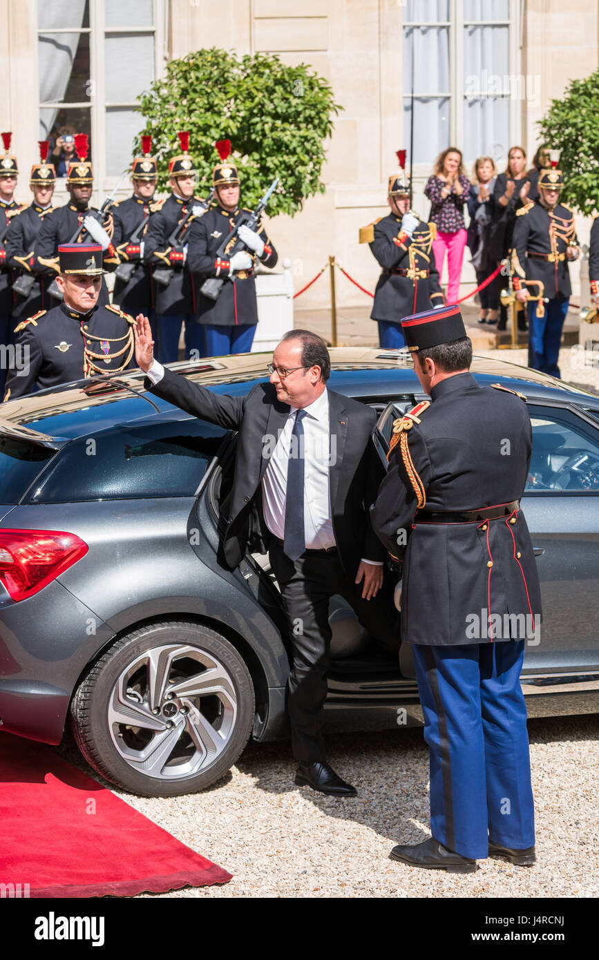 Paris, Frankreich. 14. Mai 2017. Francois Hollande Blätter des Elysee-Palastes. Emmanuel Macron Einweihung als Frankreichs neuer Präsident im Elysée-Palast in Paris, Frankreich, am 14. Mai 2017. Bildnachweis: Phanie/Alamy Live-Nachrichten Stockfoto