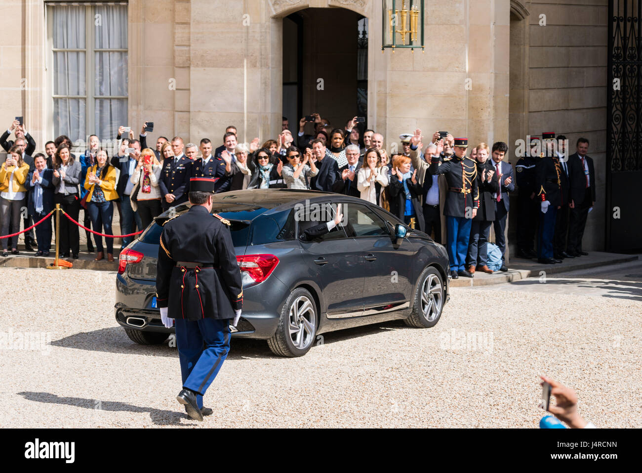 Paris, Frankreich. 14. Mai 2017. Francois Hollande Blätter des Elysee-Palastes. Emmanuel Macron Einweihung als Frankreichs neuer Präsident im Elysée-Palast in Paris, Frankreich, am 14. Mai 2017. Bildnachweis: Phanie/Alamy Live-Nachrichten Stockfoto