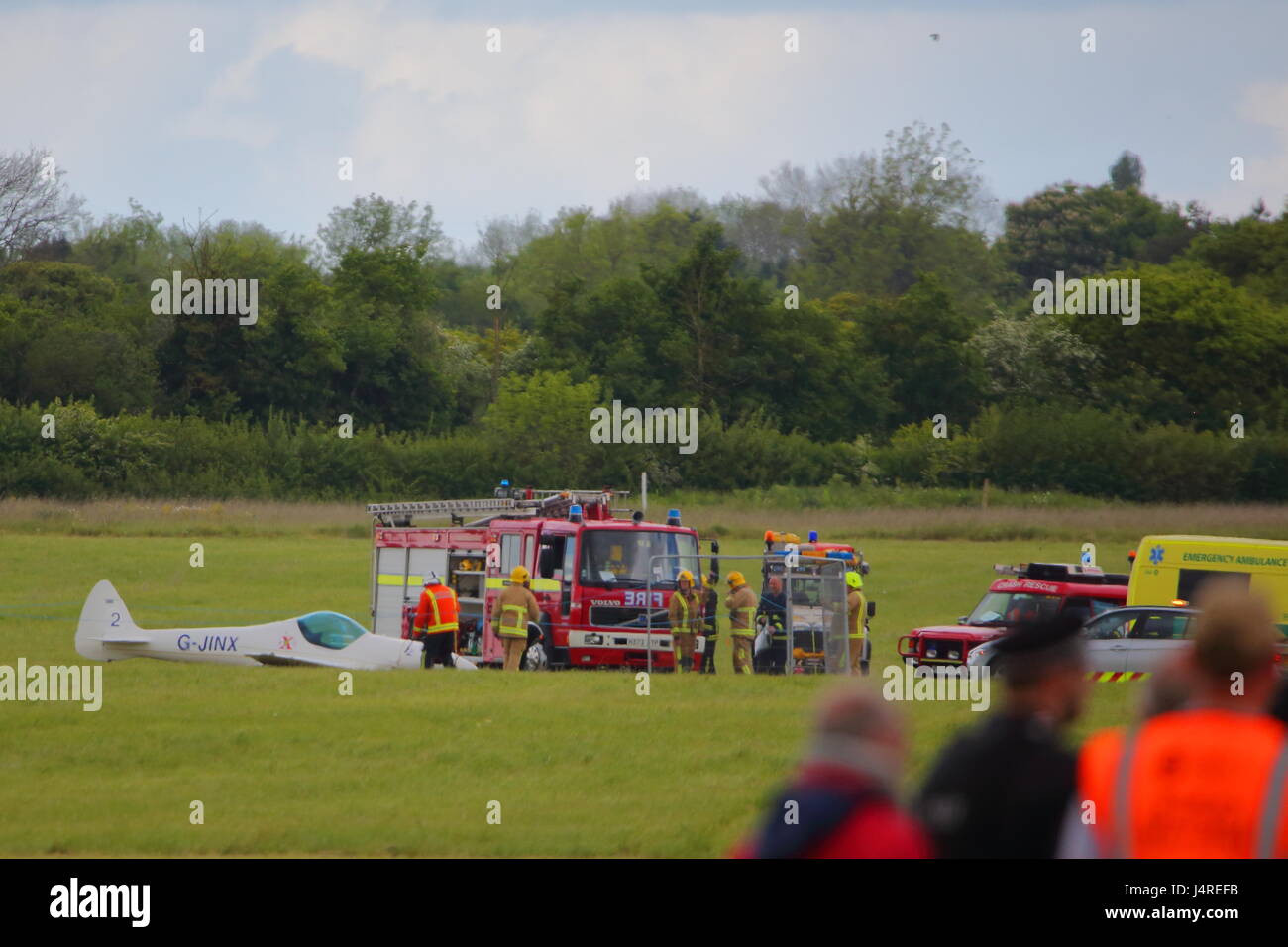 Abingdon, Oxfordshire, Vereinigtes Königreich. 14. Mai 2017. Chris Burkett Absturz landete auf dem Flugplatz Abingdon mit seinem Flugzeug G-JINX. Notdienste besuchte, und er wurde mit Verletzungen ins Krankenhaus gebracht. Die Air Show fortgesetzt nach einer Pause. Bildnachweis: Uwe Deffner/Alamy Live-Nachrichten Stockfoto