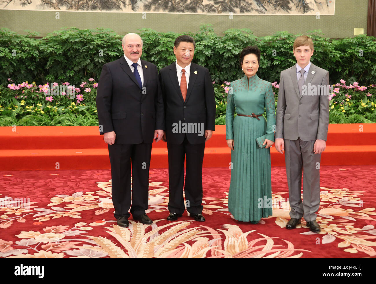 Peking, China. 14. Mai 2017. Chinesischen Staatspräsidenten Xi Jinping und seiner Frau Peng Liyuan willkommen weißrussische Präsident Alexander Lukashenko und seinem Sohn vor ein Bankett für den Gürtel und Straße Forum (BRF) for International Cooperation in Peking, Hauptstadt von China, 14. Mai 2017. Bildnachweis: Yao Dawei/Xinhua/Alamy Live-Nachrichten Stockfoto